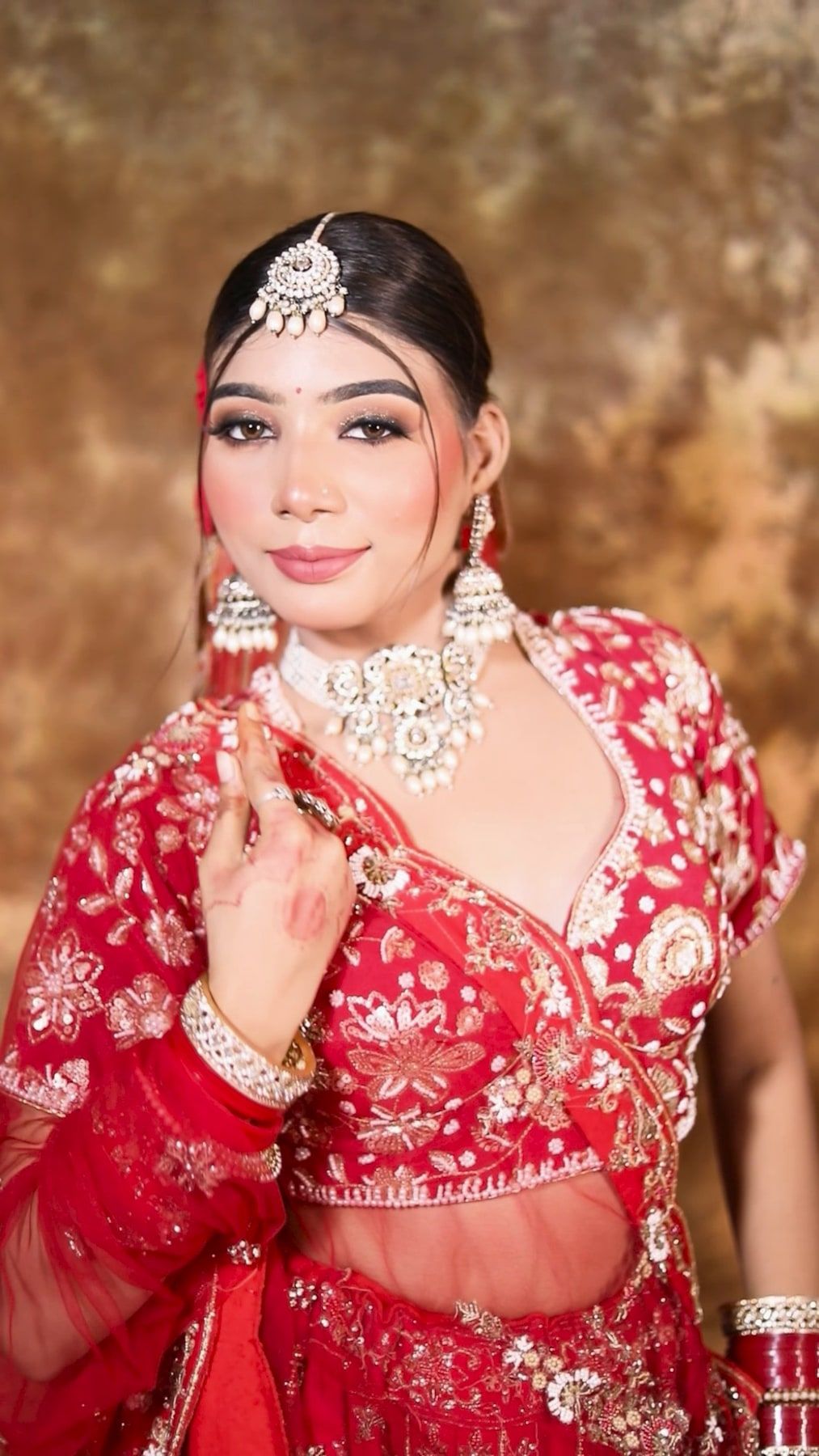Bride in red lehenga with kundan choker and maang tikka, HD bridal makeup