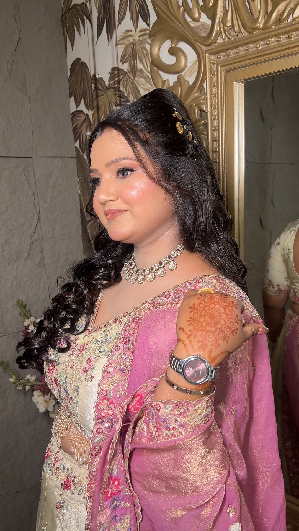 Engagement look with mehendi, glowing skin and pastel dupatta