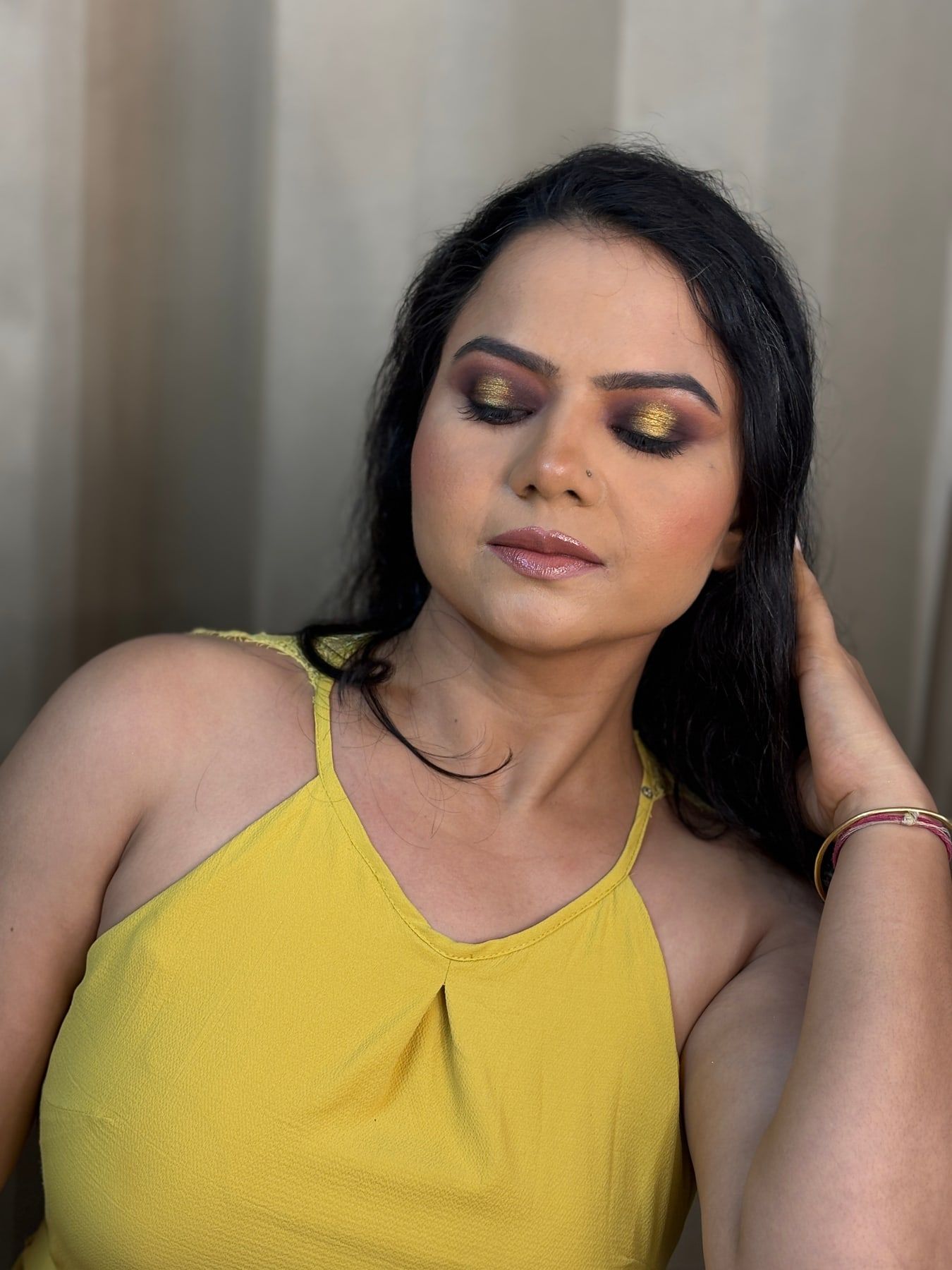 Golden halo eye makeup for an evening party